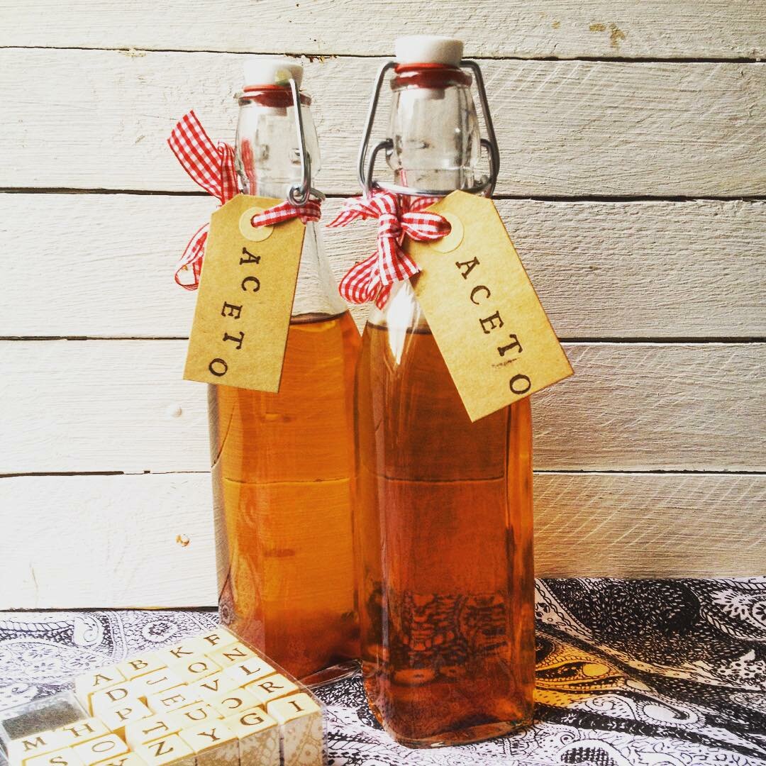 Starò via per un po', tra meno di una manciata di giorni parto per New York, intanto preparo dei regalini per questo Natale, fatti a mano. Ho imbottigliato l'aceto di kombucha, con dei nastrini riciclati, i cartellini e timbri #tiger conoscete la #kombucha ? Sto pensando di scriverci un post, fatemi sapere se l'argomento può interessarvi