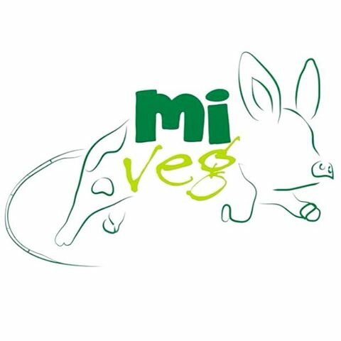 Sabato 10 e domenica 11 ottobre vi aspetto a Milano al #MiVeg2015 con il #diariodiunafamigliavegan ❤️ non vedo l'ora di incontrarvi! nel frattempo vedo di farmi passare questa influenza o mi presenterò tipo maga magò con tanto di herpes!! Per info sulla fiera, luogo e orari, trovate tutto sul sito www.miveg.org il ricavato dalla manifestazione verrà impiegato per campagne di informazione/sensibilizzazione e per gli animali ospiti dei santuari come quello di #porcikomodi a Magnago (MI) #MiVeg2015 #porcikomodi #govegan #vegan #veganblog #veganfoodshare #events #stand