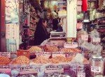 #chinatown qui a New York e' un bombardamento di clacson, gente che cammina di fretta, insegne al neon, luci psichedeliche, negozietti che vendono specialità asiatiche, come questo della foto.. per gli amanti della frutta esotica e' una tappa da non perdere, oltre al #durian c'erano banchi di cocco fresco che veniva tagliato al momento per estrarne il succo da bere e altri frutti e radici mai visti prima #chinese #chinesefood #chineseshop #chinatownnyc #newyork #newyorkcity #nyc #veganlife #vegan #veganguide